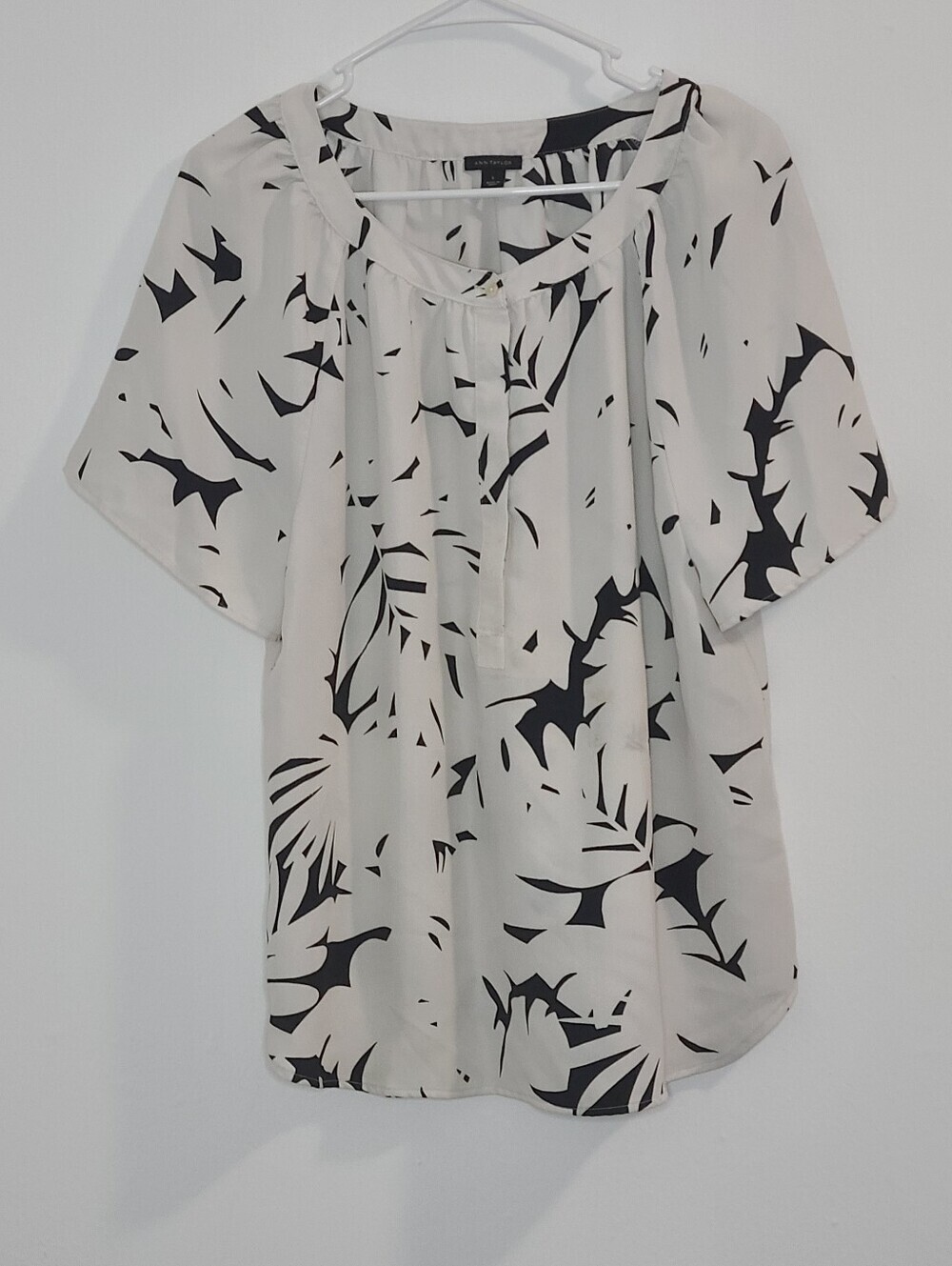 Ann Taylor Women's Black and Cream Printed Top Size Large